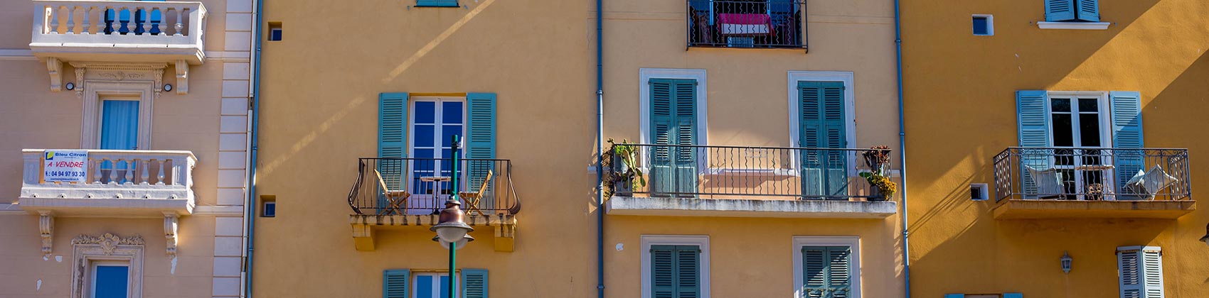 Façades colorées de maisons