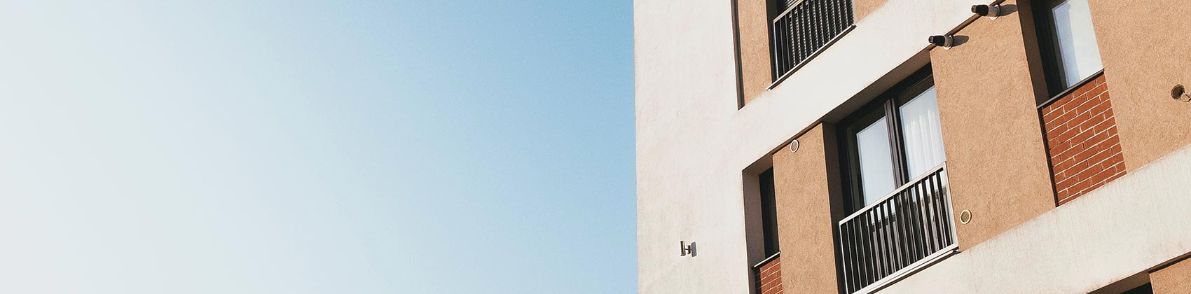 Façade d'un immeuble devant un ciel bleu