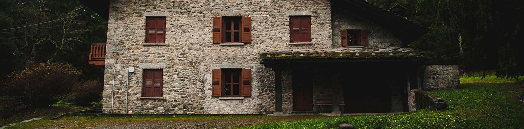 Maison de campagne en mur de pierre apparente